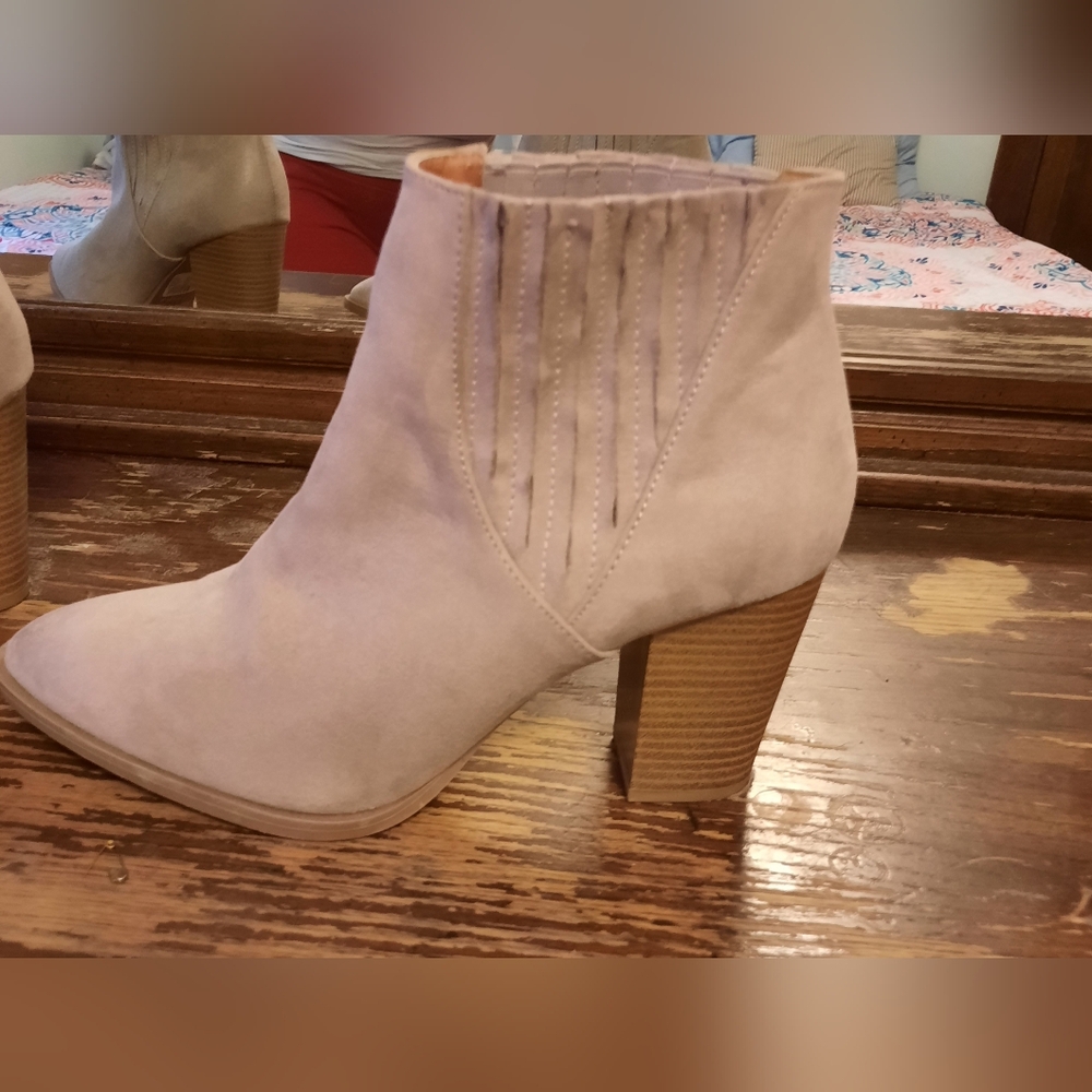 Boot - Picture 5 of 16